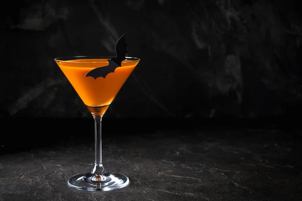 Naranja Martini Calabaza Bebida Halloween Para Fiesta Sobre Fondo Negro — Foto de Stock