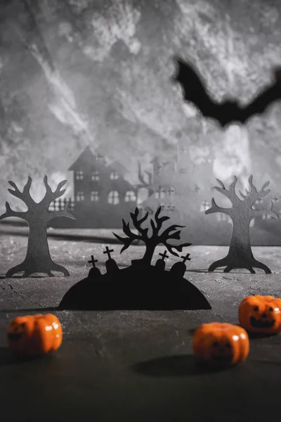 Éjszakai Tájkép Háttér Ijesztő Házak Körvonalai Sötét Ködös Erdő — Stock Fotó