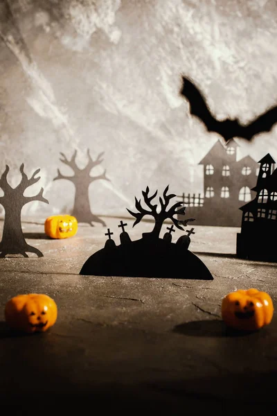 Halloween Szene Papierhäuser Und Dunkle Neblige Bäume Auf Dem Friedhof — Stockfoto