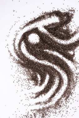 Beyaz arkaplanda soyut Chia tohumları grubu. - Yakın çekim. Üst Manzara. Chia süper yemek..