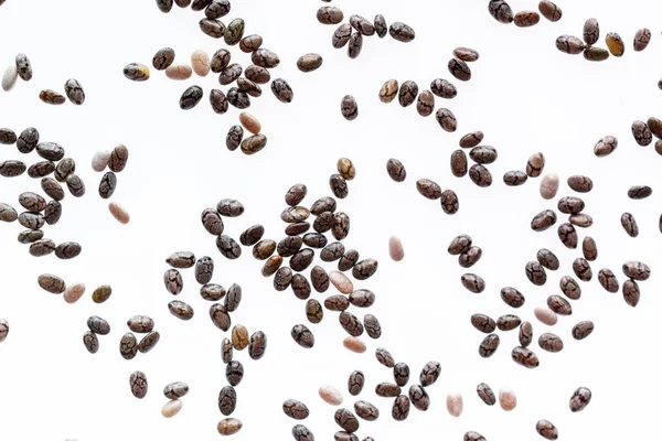 小群奇亚种子在白色背景上被分离出来 穿上衣服顶部视图 千禧超级食物 — 图库照片