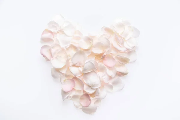 Herzform Aus Zartrosa Rosenblättern Auf Weißem Hintergrund — Stockfoto