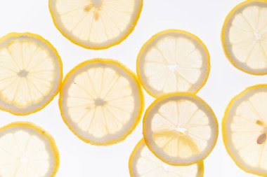 Beyaz arka planda izole edilmiş limon dilimleri. Düz yerde, üst tarafta. Yiyecek konsepti.