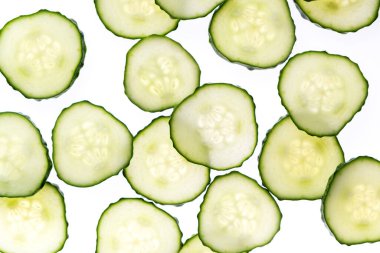 Beyaz arka planda izole edilmiş taze salatalık dilimleri. Üst görünüm