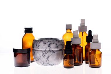 Havan ve ilaç şişesi gerekli yağ, kozmetik yağlar, aromaterapi, fizyoterapi, alternatif tıp, doğal cilt bakımı.