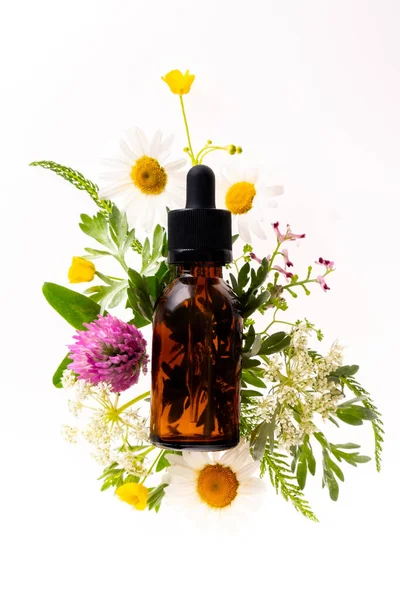 Wildblumen Und Medizinglasflasche Auf Weißem Hintergrund Wird Für Kosmetische Hautpflege — Stockfoto