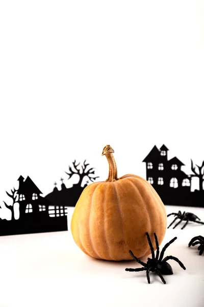 Halloween Hintergrund Papierkunst Verlassenes Dorf Und Kürbis Auf Weiß Attrappe — Stockfoto
