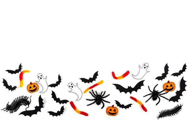 Halloween Attrappe Konzeptrahmen Fliegende Schwarze Papierfledermäuse Käfer Und Spinnen Bonbons — Stockfoto