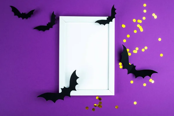 Halloween Komposition Aufgesetzt Weißer Fotorahmen Fliegende Schwarze Papierfledermäuse Auf Violettem — Stockfoto