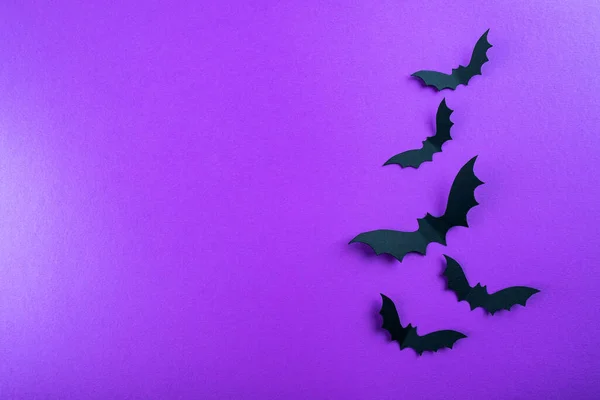 Halloween Attrappe Konzept Fliegende Schwarze Papierfledermäuse Auf Violettem Hintergrund Auf — Stockfoto