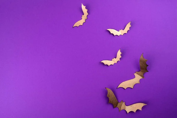 Halloween Attrappe Konzept Fliegende Schwarze Papierfledermäuse Auf Violettem Hintergrund — Stockfoto