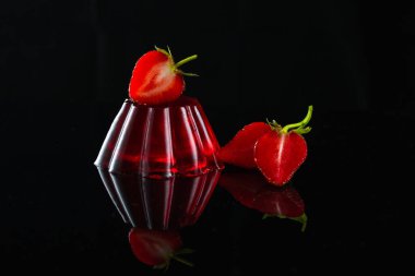 Siyah arka planda çilek reçeli. Meyve reçelli ve taze çilekli yaz tatlısı..