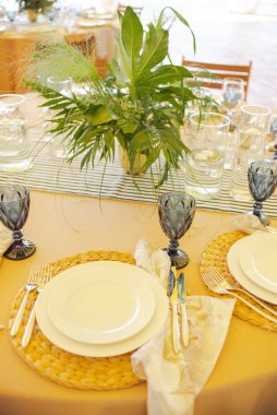 cam şamdan ile süslenmiş güzel zarif düğün masası