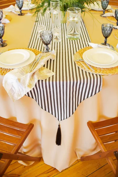 Schöner eleganter Hochzeitstisch mit Glasleuchter dekoriert — Stockfoto