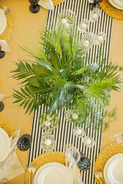 Schöner eleganter Hochzeitstisch mit Glasleuchter dekoriert — Stockfoto