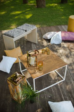 mumlar ve sıva ile güzel ahşap masa bir odunluk üzerinde duruyor