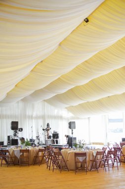 cam şamdan ile süslenmiş güzel zarif düğün masası