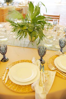 cam şamdan ile süslenmiş güzel zarif düğün masası