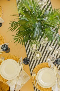 cam şamdan ile süslenmiş güzel zarif düğün masası