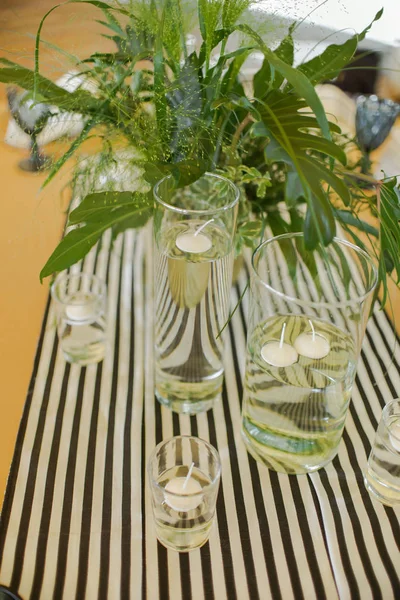 Schöner eleganter Hochzeitstisch mit Glasleuchter dekoriert — Stockfoto
