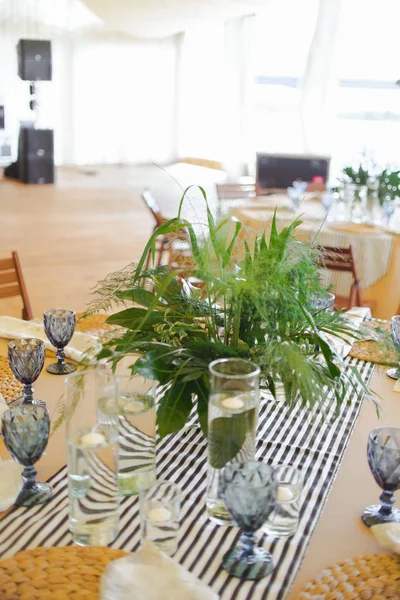 Schöner eleganter Hochzeitstisch mit Glasleuchter dekoriert — Stockfoto