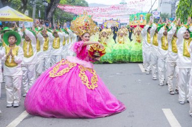 Cebu City, Filipinler - 21 Ocak: Katılımcılar Sinulog Festivali'nde Cebu city, Filipinler üzerinde 21 Ocak 2018. Sinulog Filipinler Santo Nino Katolik kutlamalar merkezidir