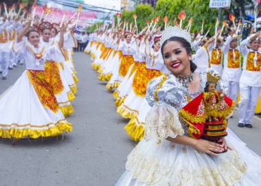 Cebu City, Filipinler - 21 Ocak: Katılımcılar Sinulog Festivali'nde Cebu city, Filipinler üzerinde 21 Ocak 2018. Sinulog Filipinler Santo Nino Katolik kutlamalar merkezidir