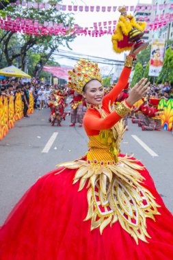 Cebu City, Filipinler - 21 Ocak: Katılımcılar Sinulog Festivali'nde Cebu city, Filipinler üzerinde 21 Ocak 2018. Sinulog Filipinler Santo Nino Katolik kutlamalar merkezidir