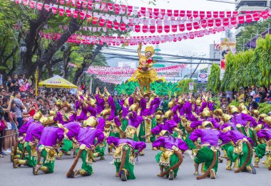 Cebu City, Filipinler - 21 Ocak: Katılımcılar Sinulog Festivali'nde Cebu city, Filipinler üzerinde 21 Ocak 2018. Sinulog Filipinler Santo Nino Katolik kutlamalar merkezidir