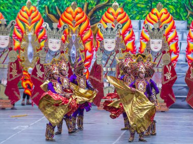 Cebu City, Filipinler - 21 Ocak: Katılımcılar Sinulog Festivali'nde Cebu city, Filipinler üzerinde 21 Ocak 2018. Sinulog Filipinler Santo Nino Katolik kutlamalar merkezidir