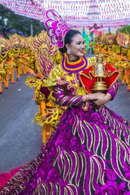Cebu City, Filipinler - 21 Ocak: Katılımcılar Sinulog Festivali'nde Cebu city, Filipinler üzerinde 21 Ocak 2018. Sinulog Filipinler Santo Nino Katolik kutlamalar merkezidir