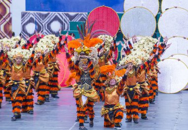 Cebu City, Filipinler - 21 Ocak: Katılımcılar Sinulog Festivali'nde Cebu city, Filipinler üzerinde 21 Ocak 2018. Sinulog Filipinler Santo Nino Katolik kutlamalar merkezidir