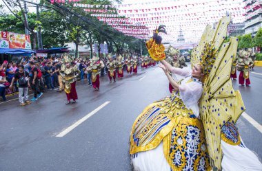 Cebu City, Filipinler - 21 Ocak: Katılımcılar Sinulog Festivali'nde Cebu city, Filipinler üzerinde 21 Ocak 2018. Sinulog Filipinler Santo Nino Katolik kutlamalar merkezidir