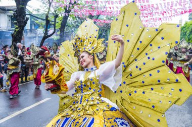 Cebu City, Filipinler - 21 Ocak: Katılımcılar Sinulog Festivali'nde Cebu city, Filipinler üzerinde 21 Ocak 2018. Sinulog Filipinler Santo Nino Katolik kutlamalar merkezidir