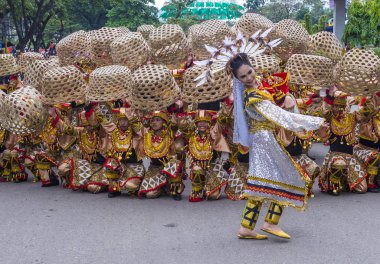Cebu City, Filipinler - 21 Ocak: Katılımcılar Sinulog Festivali'nde Cebu city, Filipinler üzerinde 21 Ocak 2018. Sinulog Filipinler Santo Nino Katolik kutlamalar merkezidir