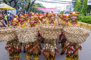Cebu City, Filipinler - 21 Ocak: Katılımcılar Sinulog Festivali'nde Cebu city, Filipinler üzerinde 21 Ocak 2018. Sinulog Filipinler Santo Nino Katolik kutlamalar merkezidir