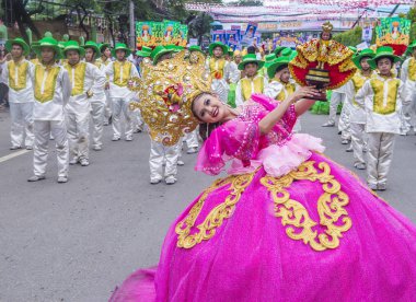 Cebu City, Filipinler - 21 Ocak: Katılımcılar Sinulog Festivali'nde Cebu city, Filipinler üzerinde 21 Ocak 2018. Sinulog Filipinler Santo Nino Katolik kutlamalar merkezidir