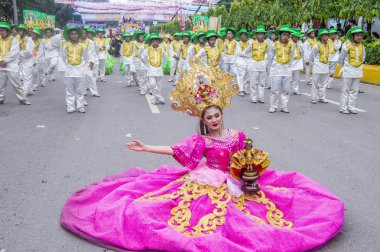 Cebu City, Filipinler - 21 Ocak: Katılımcılar Sinulog Festivali'nde Cebu city, Filipinler üzerinde 21 Ocak 2018. Sinulog Filipinler Santo Nino Katolik kutlamalar merkezidir