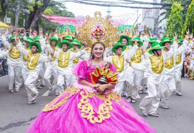 Cebu City, Filipinler - 21 Ocak: Katılımcılar Sinulog Festivali'nde Cebu city, Filipinler üzerinde 21 Ocak 2018. Sinulog Filipinler Santo Nino Katolik kutlamalar merkezidir