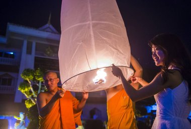 Chiang Mai, Tayland - Kasım 03: Budist rahipler Chiang Mai, Tayland 03 Kasım 2017 Yee Peng Festivali sırasında gökyüzü fener başlatmak