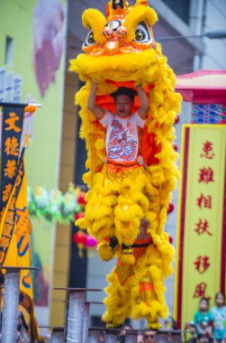 Hong Kong - Mart 04: Aslan dans performansı sırasında 14 Tai Kok Tsui tapınağın Hong Kong'da Fuar üzerinde 04 Mart 2018. Tapınak Fuar her yıl düzenlenen bir Çin kültürel olaydır 