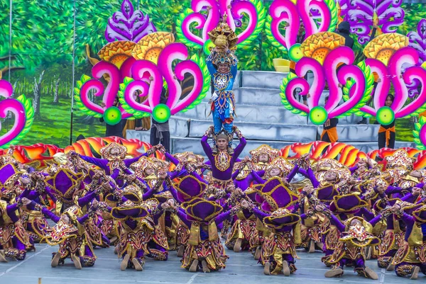 Cebu City, Filipinler - 21 Ocak: Katılımcılar Sinulog Festivali'nde Cebu city, Filipinler üzerinde 21 Ocak 2018. Sinulog Filipinler Santo Nino Katolik kutlamalar merkezidir