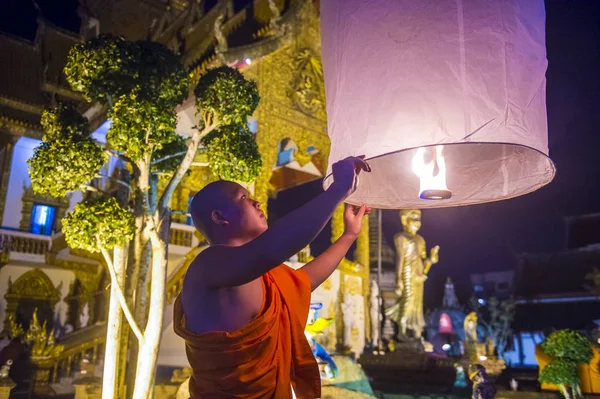 11月03日 佛教和尚在2017年11月03日在泰国清迈的怡鹏节上发射天花灯 — 图库照片