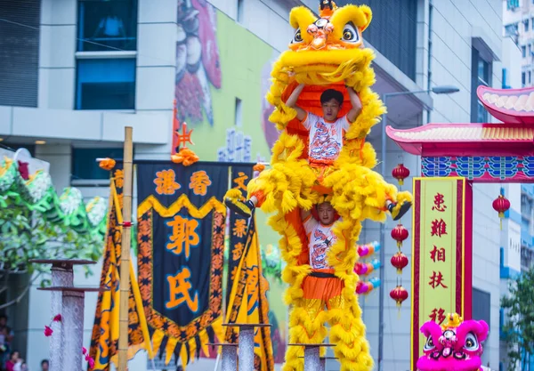 3月04日 2018年3月04日在香港第十四大角咀庙会期间舞狮表演 庙会是一年一度举办的中国文化盛会 — 图库照片