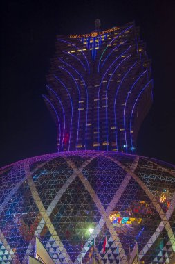 Macau - Mart 07: Lisboa hotel ve casino üzerinde 07 Mart 2018 Macau dış. 1970'te otel açtı ve toplam 2,362 oda var