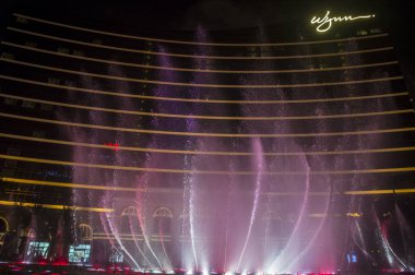 Macau - Mart 07: The Wynn Hotel Macau çeşme gösteri üzerinde 07 Mart 2018 Macau. 1200 su jetleri ilâ sekiz milyon galon su havaya ateş olduğunu 