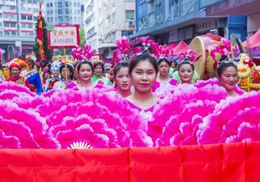 Hong Kong - Mart 04: 14 Tai Kok Tsui tapınağın üzerinde 04 Mart 2018 Hong Kong'da Fuar katılımcıları. Tapınak Fuar her yıl düzenlenen bir Çin kültürel olaydır 