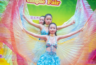 Hong Kong - Mart 04: 14 Tai Kok Tsui tapınağın üzerinde 04 Mart 2018 Hong Kong'da Fuar katılımcıları. Tapınak Fuar her yıl düzenlenen bir Çin kültürel olaydır 