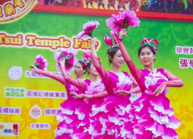 Hong Kong - Mart 04: 14 Tai Kok Tsui tapınağın üzerinde 04 Mart 2018 Hong Kong'da Fuar katılımcıları. Tapınak Fuar her yıl düzenlenen bir Çin kültürel olaydır 