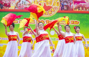Hong Kong - Mart 04: 14 Tai Kok Tsui tapınağın üzerinde 04 Mart 2018 Hong Kong'da Fuar katılımcıları. Tapınak Fuar her yıl düzenlenen bir Çin kültürel olaydır 